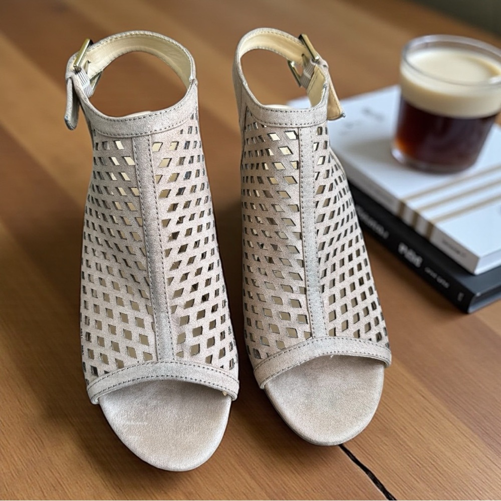 Liz Claiborne Women’s Beige Cutout Block Heels - Size 9M